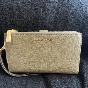 Large wallet with detachable strap